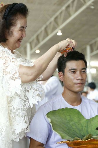 ภาพ No.25365:ประมวลภาพพิธีตัดปอยผมรุ่นบูชาธรรม 99 ปี วันครูผู้ค้นพบวิชชาธรรมกาย