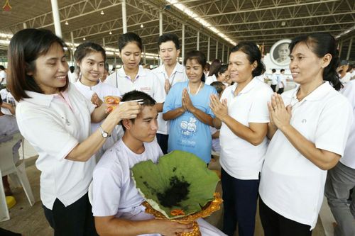 ภาพ No.25369:ประมวลภาพพิธีตัดปอยผมรุ่นบูชาธรรม 99 ปี วันครูผู้ค้นพบวิชชาธรรมกาย