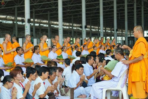 ภาพ No.25372:ประมวลภาพพิธีตัดปอยผมรุ่นบูชาธรรม 99 ปี วันครูผู้ค้นพบวิชชาธรรมกาย