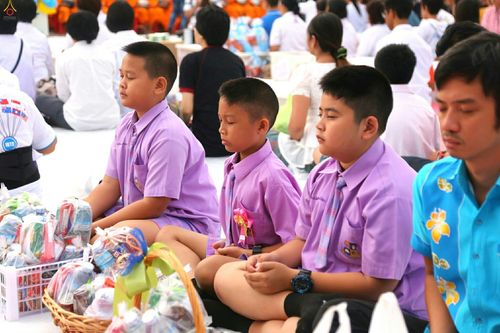 ภาพ No.25387:ประมวลภาพพิธีตักบาตรพระภิกษุ - สามเณร 309 รูป ณ อบต.คลองสาม