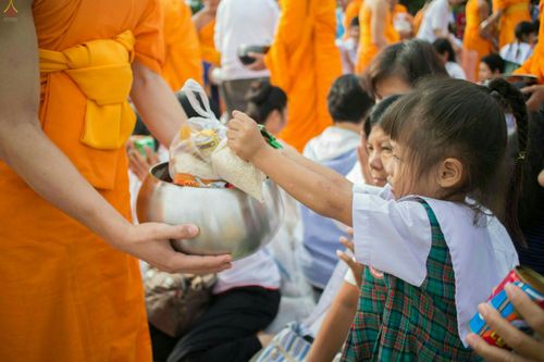 ประมวลภาพพิธีตักบาตรพระภิกษุ - สามเณร 309 รูป ณ อบต.คลองสาม