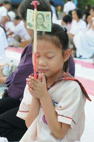 ภาพ No.25389:ประมวลภาพพิธีตักบาตรพระภิกษุ - สามเณร 309 รูป ณ อบต.คลองสาม