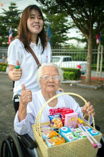 ภาพ No.25388:ประมวลภาพพิธีตักบาตรพระภิกษุ - สามเณร 309 รูป ณ อบต.คลองสาม