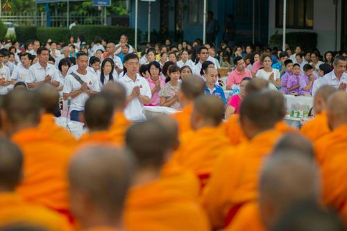 ภาพ No.25393:ประมวลภาพพิธีตักบาตรพระภิกษุ - สามเณร 309 รูป ณ อบต.คลองสาม