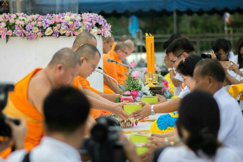 ภาพ No.25390:ประมวลภาพพิธีตักบาตรพระภิกษุ - สามเณร 309 รูป ณ อบต.คลองสาม