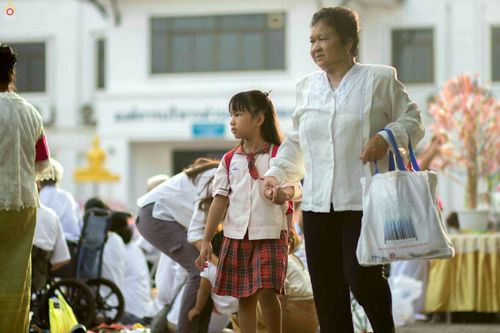 ภาพ No.25391:ประมวลภาพพิธีตักบาตรพระภิกษุ - สามเณร 309 รูป ณ อบต.คลองสาม