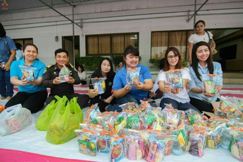 ภาพ No.25392:ประมวลภาพพิธีตักบาตรพระภิกษุ - สามเณร 309 รูป ณ อบต.คลองสาม