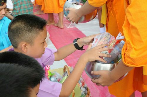 ภาพ No.25394:ประมวลภาพพิธีตักบาตรพระภิกษุ - สามเณร 309 รูป ณ อบต.คลองสาม