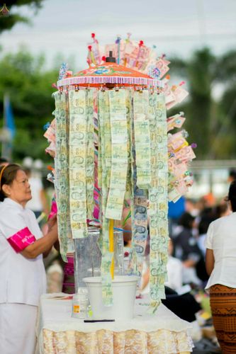 ภาพ No.25395:ประมวลภาพพิธีตักบาตรพระภิกษุ - สามเณร 309 รูป ณ อบต.คลองสาม