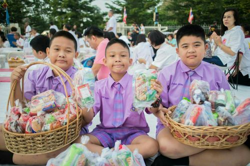 ภาพ No.25396:ประมวลภาพพิธีตักบาตรพระภิกษุ - สามเณร 309 รูป ณ อบต.คลองสาม