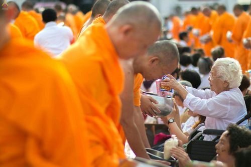 ภาพ No.25397:ประมวลภาพพิธีตักบาตรพระภิกษุ - สามเณร 309 รูป ณ อบต.คลองสาม