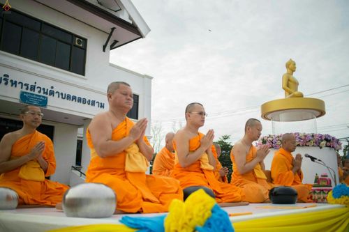 ภาพ No.25402:ประมวลภาพพิธีตักบาตรพระภิกษุ - สามเณร 309 รูป ณ อบต.คลองสาม