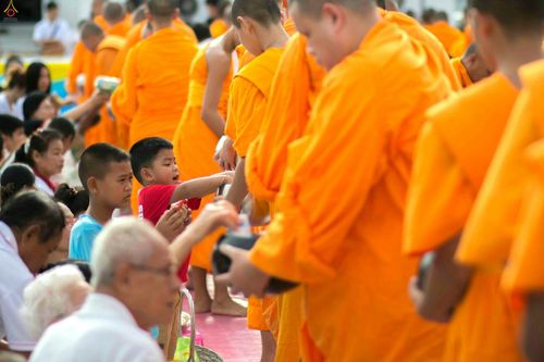 ภาพ No.25400:ประมวลภาพพิธีตักบาตรพระภิกษุ - สามเณร 309 รูป ณ อบต.คลองสาม