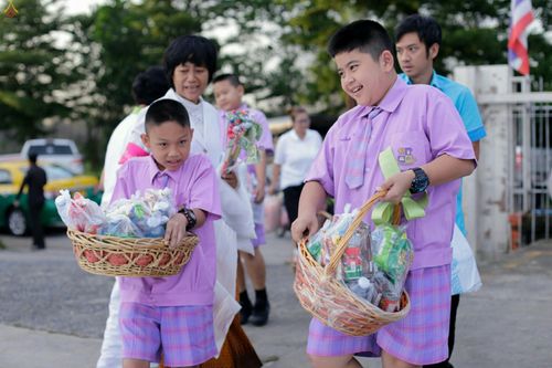 ภาพ No.25403:ประมวลภาพพิธีตักบาตรพระภิกษุ - สามเณร 309 รูป ณ อบต.คลองสาม