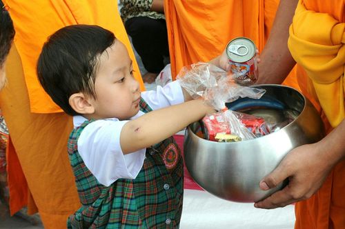 ภาพ No.25405:ประมวลภาพพิธีตักบาตรพระภิกษุ - สามเณร 309 รูป ณ อบต.คลองสาม