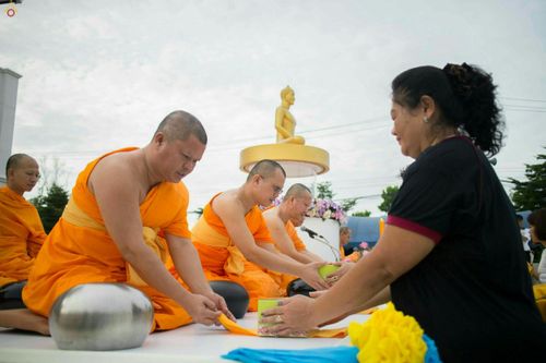 ภาพ No.25407:ประมวลภาพพิธีตักบาตรพระภิกษุ - สามเณร 309 รูป ณ อบต.คลองสาม