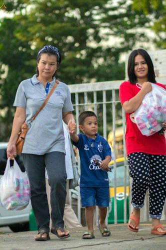 ภาพ No.25406:ประมวลภาพพิธีตักบาตรพระภิกษุ - สามเณร 309 รูป ณ อบต.คลองสาม