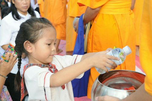 ภาพ No.25412:ประมวลภาพพิธีตักบาตรพระภิกษุ - สามเณร 309 รูป ณ อบต.คลองสาม