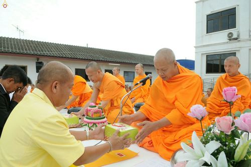 ภาพ No.25408:ประมวลภาพพิธีตักบาตรพระภิกษุ - สามเณร 309 รูป ณ อบต.คลองสาม