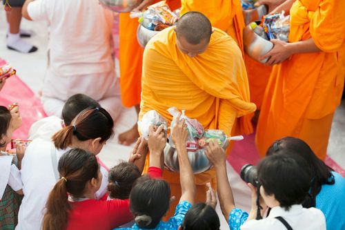 ภาพ No.25410:ประมวลภาพพิธีตักบาตรพระภิกษุ - สามเณร 309 รูป ณ อบต.คลองสาม