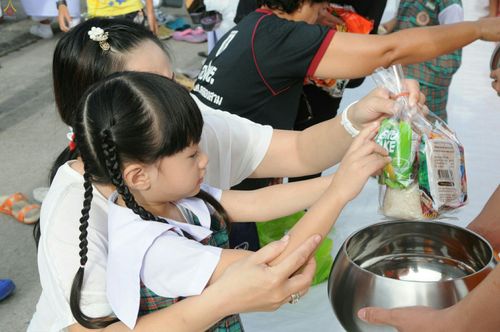 ภาพ No.25409:ประมวลภาพพิธีตักบาตรพระภิกษุ - สามเณร 309 รูป ณ อบต.คลองสาม