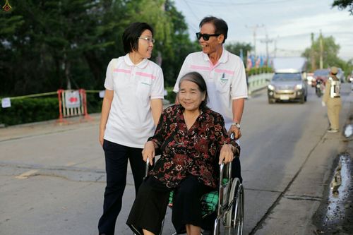 ภาพ No.25411:ประมวลภาพพิธีตักบาตรพระภิกษุ - สามเณร 309 รูป ณ อบต.คลองสาม