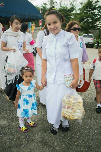 ภาพ No.25416:ประมวลภาพพิธีตักบาตรพระภิกษุ - สามเณร 309 รูป ณ อบต.คลองสาม