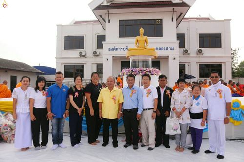 ภาพ No.25414:ประมวลภาพพิธีตักบาตรพระภิกษุ - สามเณร 309 รูป ณ อบต.คลองสาม