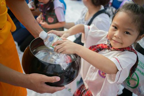 ภาพ No.25417:ประมวลภาพพิธีตักบาตรพระภิกษุ - สามเณร 309 รูป ณ อบต.คลองสาม