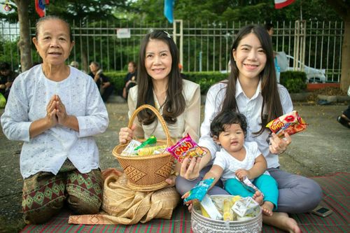 ภาพ No.25420:ประมวลภาพพิธีตักบาตรพระภิกษุ - สามเณร 309 รูป ณ อบต.คลองสาม