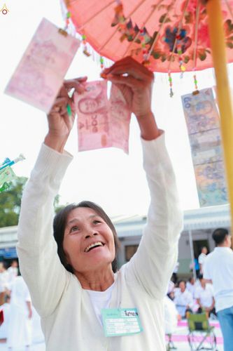 ภาพ No.25418:ประมวลภาพพิธีตักบาตรพระภิกษุ - สามเณร 309 รูป ณ อบต.คลองสาม