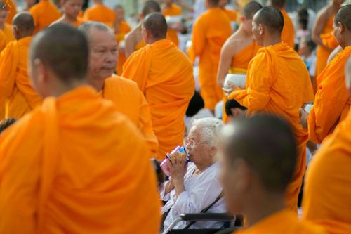 ภาพ No.25421:ประมวลภาพพิธีตักบาตรพระภิกษุ - สามเณร 309 รูป ณ อบต.คลองสาม