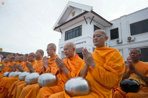 ภาพ No.25419:ประมวลภาพพิธีตักบาตรพระภิกษุ - สามเณร 309 รูป ณ อบต.คลองสาม