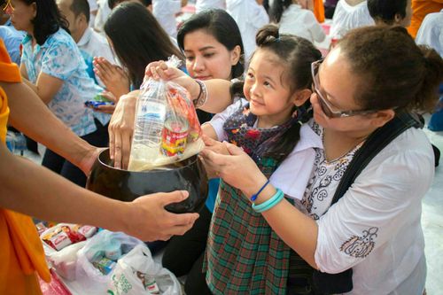 ภาพ No.25422:ประมวลภาพพิธีตักบาตรพระภิกษุ - สามเณร 309 รูป ณ อบต.คลองสาม