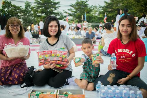 ภาพ No.25423:ประมวลภาพพิธีตักบาตรพระภิกษุ - สามเณร 309 รูป ณ อบต.คลองสาม