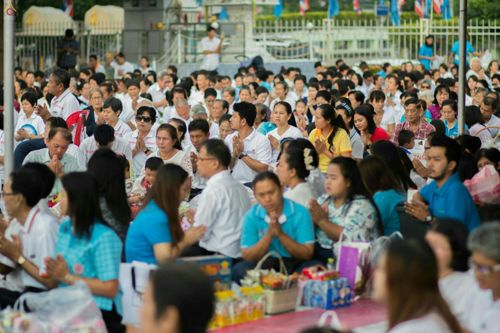 ภาพ No.25424:ประมวลภาพพิธีตักบาตรพระภิกษุ - สามเณร 309 รูป ณ อบต.คลองสาม