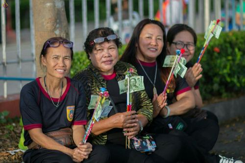 ภาพ No.25446:ประมวลภาพพิธีตักบาตรพระภิกษุ - สามเณร 309 รูป ณ อบต.คลองสาม