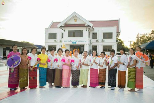 ภาพ No.25426:ประมวลภาพพิธีตักบาตรพระภิกษุ - สามเณร 309 รูป ณ อบต.คลองสาม