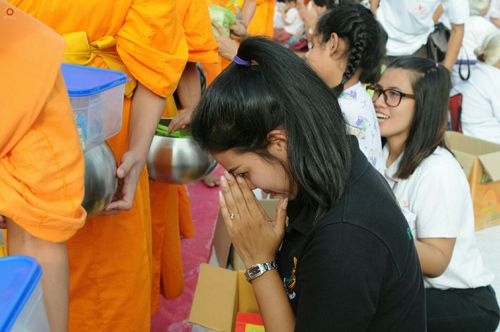 ภาพ No.25425:ประมวลภาพพิธีตักบาตรพระภิกษุ - สามเณร 309 รูป ณ อบต.คลองสาม