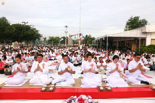 ภาพ No.25427:ประมวลภาพพิธีตักบาตรพระภิกษุ - สามเณร 309 รูป ณ อบต.คลองสาม