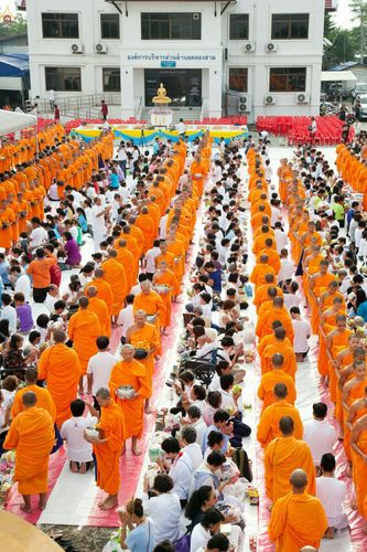 ภาพ No.25428:ประมวลภาพพิธีตักบาตรพระภิกษุ - สามเณร 309 รูป ณ อบต.คลองสาม