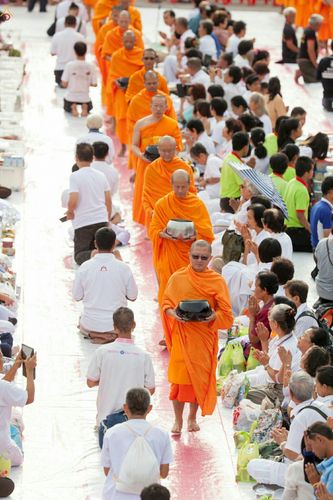 ภาพ No.25429:ประมวลภาพพิธีตักบาตรพระภิกษุ - สามเณร 309 รูป ณ อบต.คลองสาม