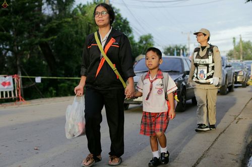 ภาพ No.25430:ประมวลภาพพิธีตักบาตรพระภิกษุ - สามเณร 309 รูป ณ อบต.คลองสาม