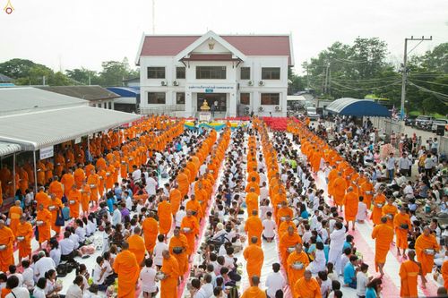 ภาพ No.25431:ประมวลภาพพิธีตักบาตรพระภิกษุ - สามเณร 309 รูป ณ อบต.คลองสาม