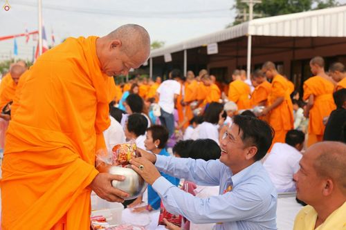 ภาพ No.25433:ประมวลภาพพิธีตักบาตรพระภิกษุ - สามเณร 309 รูป ณ อบต.คลองสาม