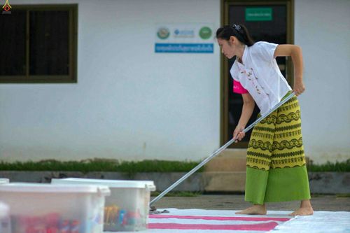 ภาพ No.25434:ประมวลภาพพิธีตักบาตรพระภิกษุ - สามเณร 309 รูป ณ อบต.คลองสาม