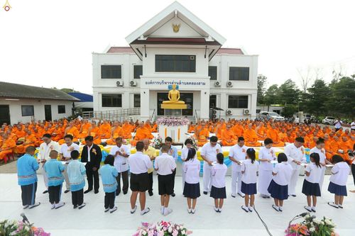 ภาพ No.25436:ประมวลภาพพิธีตักบาตรพระภิกษุ - สามเณร 309 รูป ณ อบต.คลองสาม