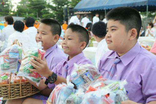 ภาพ No.25435:ประมวลภาพพิธีตักบาตรพระภิกษุ - สามเณร 309 รูป ณ อบต.คลองสาม