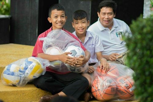 ภาพ No.25440:ประมวลภาพพิธีตักบาตรพระภิกษุ - สามเณร 309 รูป ณ อบต.คลองสาม