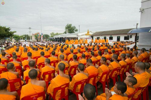 ภาพ No.25441:ประมวลภาพพิธีตักบาตรพระภิกษุ - สามเณร 309 รูป ณ อบต.คลองสาม